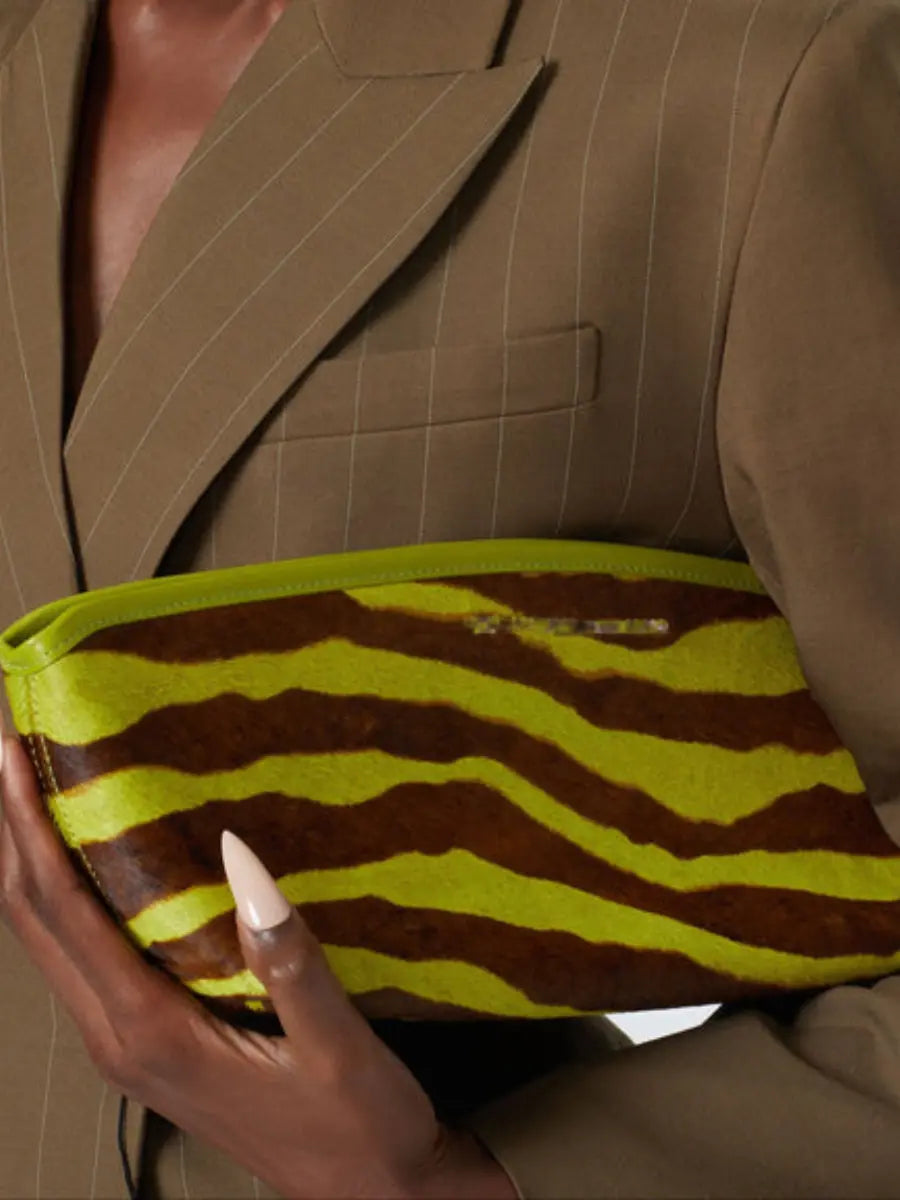 Fluffy Finish Geometric Clutch voguety